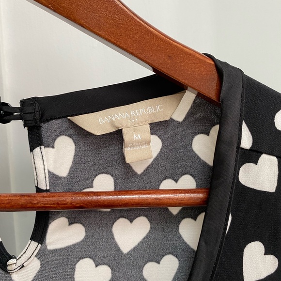 Banana Republic sleeveless scoop neck with black & white heart print - Size M 🤍 - Picture 2 of 4